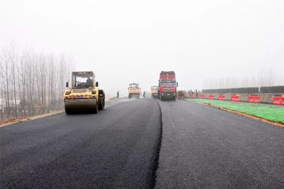 水泥路面更結實,成本還低,為何高速公路卻喜歡用瀝青路面呢?
