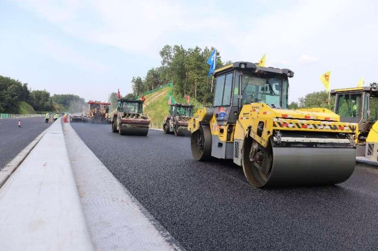 平益高速路面工程進入最后工序，全面沖刺年底通車目標