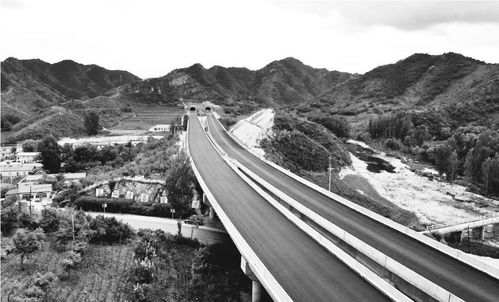 凌綏高速公路首段瀝青路面貫通，通車在即推動區域發展